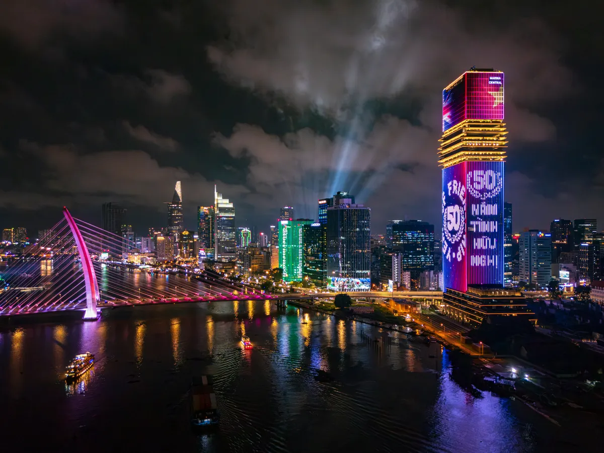 Tòa tháp Saigon Marina IFC rực sáng chào mừng đối tác chiến lược toàn diện Việt - Anh - Ảnh 5.