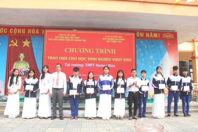 Báo Người Lao Động trao 100 suất học bổng cho học sinh nghèo ở vùng cao Quảng Trị - Ảnh 1.