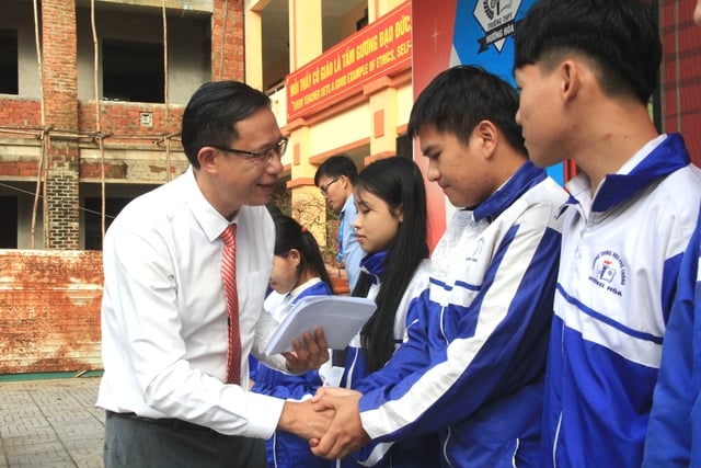 Báo Người Lao Động trao 100 suất học bổng cho học sinh nghèo ở vùng cao Quảng Trị - Ảnh 2.