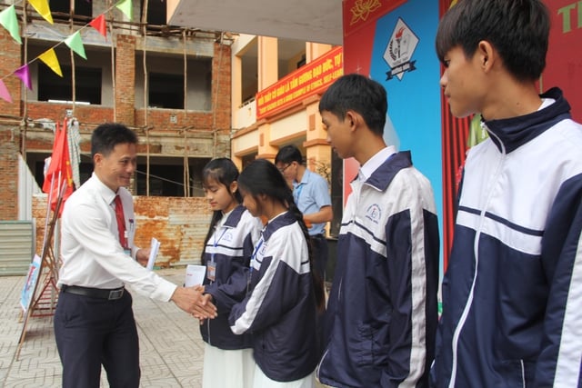 Báo Người Lao Động trao 100 suất học bổng cho học sinh nghèo ở vùng cao Quảng Trị - Ảnh 3.