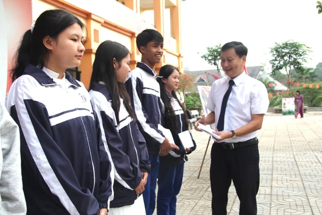 Báo Người Lao Động trao 100 suất học bổng cho học sinh nghèo ở vùng cao Quảng Trị - Ảnh 4.