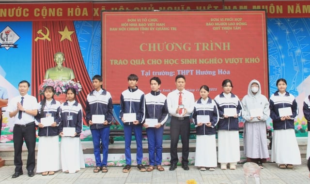 Báo Người Lao Động trao 100 suất học bổng cho học sinh nghèo ở vùng cao Quảng Trị - Ảnh 5.