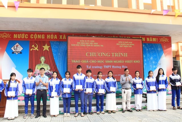 Báo Người Lao Động trao 100 suất học bổng cho học sinh nghèo ở vùng cao Quảng Trị - Ảnh 6.