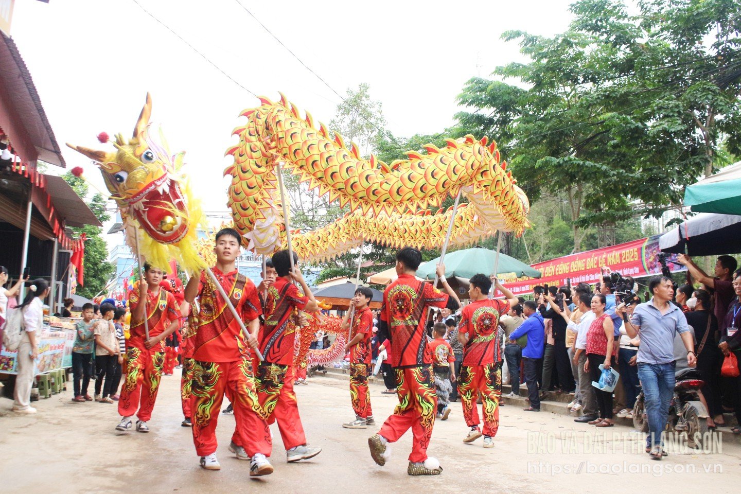 Brzy ráno 20. dne 9. lunárního měsíce se nosítka s průvodem vydala z chrámu Bac Le do chrámu Deo Keng. V čele průvodu šel svaz lvů, lvů a draků, následovaný vlajkonoši, nosiči koní a hudebníky. Za nimi šla skupina průvodčích oblečených ve vojenských uniformách, jejichž úkolem bylo pomáhat průvodu.