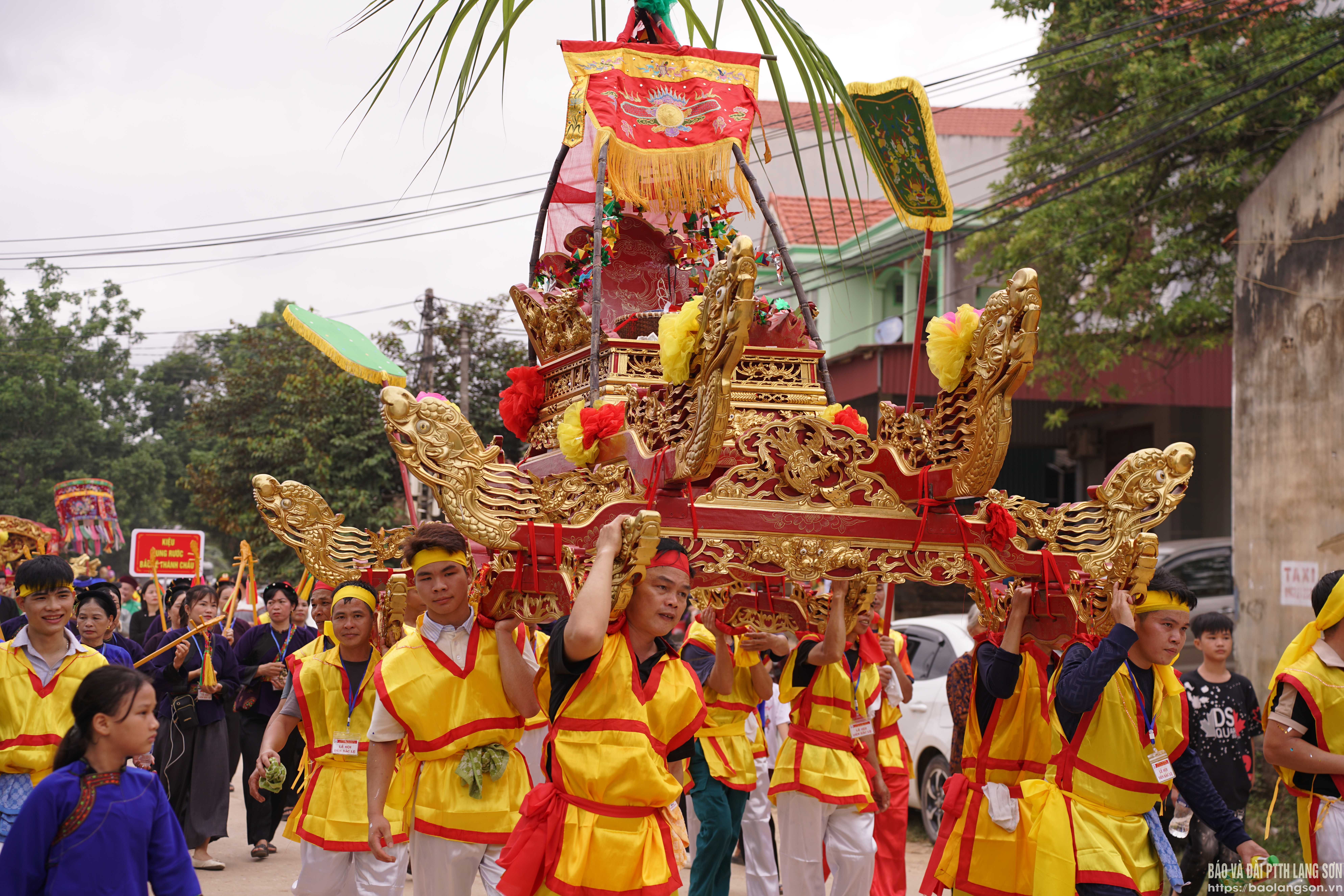 V průvodu vynikají dvě nosítka (nesoucí mandaríny z dynastie Tran a bohyni Matku). Nosítka jsou propracovaně a krásně vyřezávaná a každé z nich nese osm silných mladých mužů.