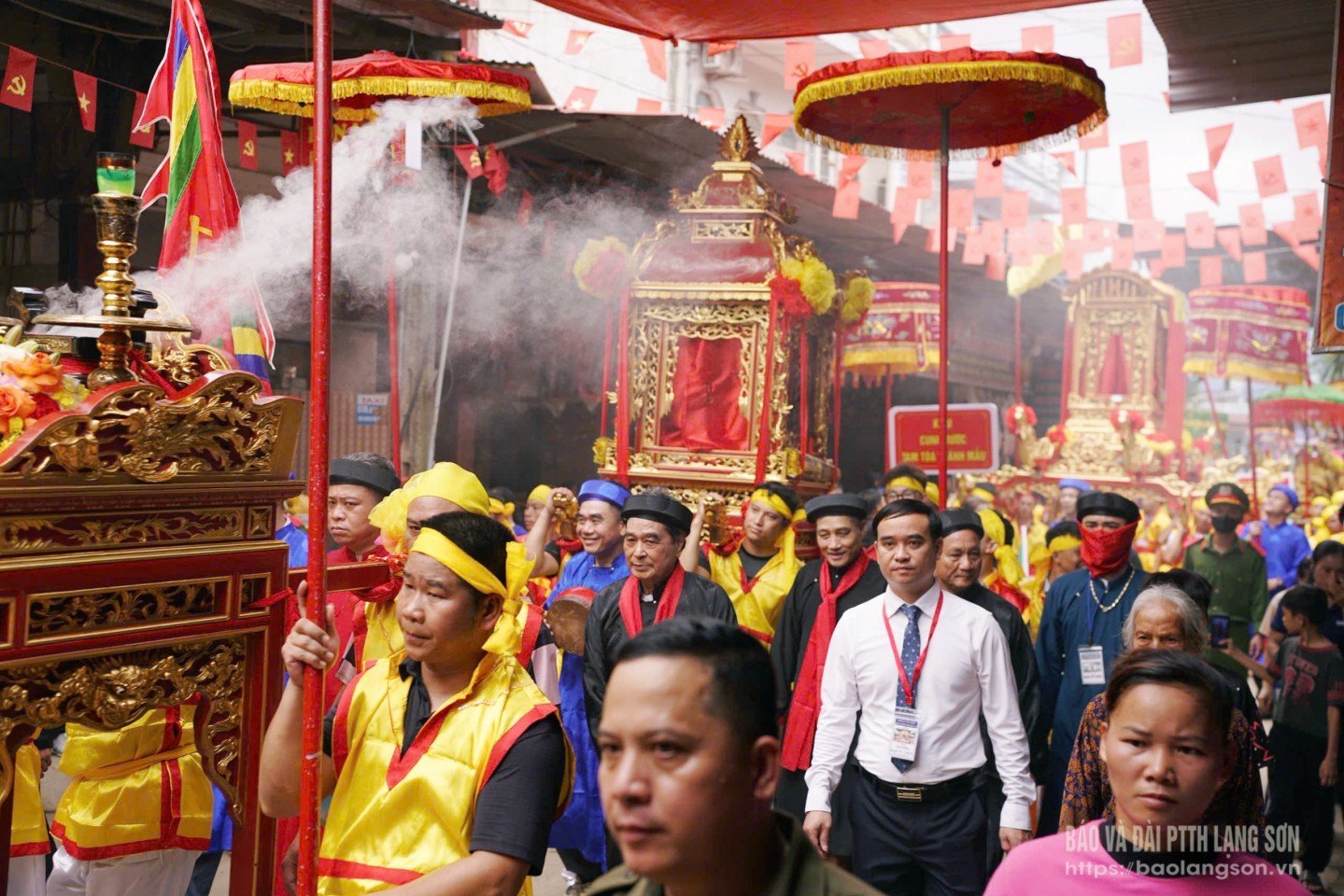 Nosítka nesou stejný počet lidí, nesou deštníky, slunečníky a jsou oblečeni jako průvod v nosítkách. Za průvodem v nosítkách následují média, lidé a učedníci.