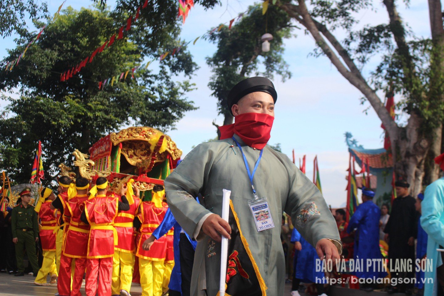 Bronzoví muži zodpovědní za vedení každého palankýnu a nošení misek s kadidlem a tabulek svatých do chrámu nosí všichni červené látky zakrývající si ústa, protože podle lidových přesvědčení není lidský dech čistý a způsobuje nečistotu a neúctu ke svatým.