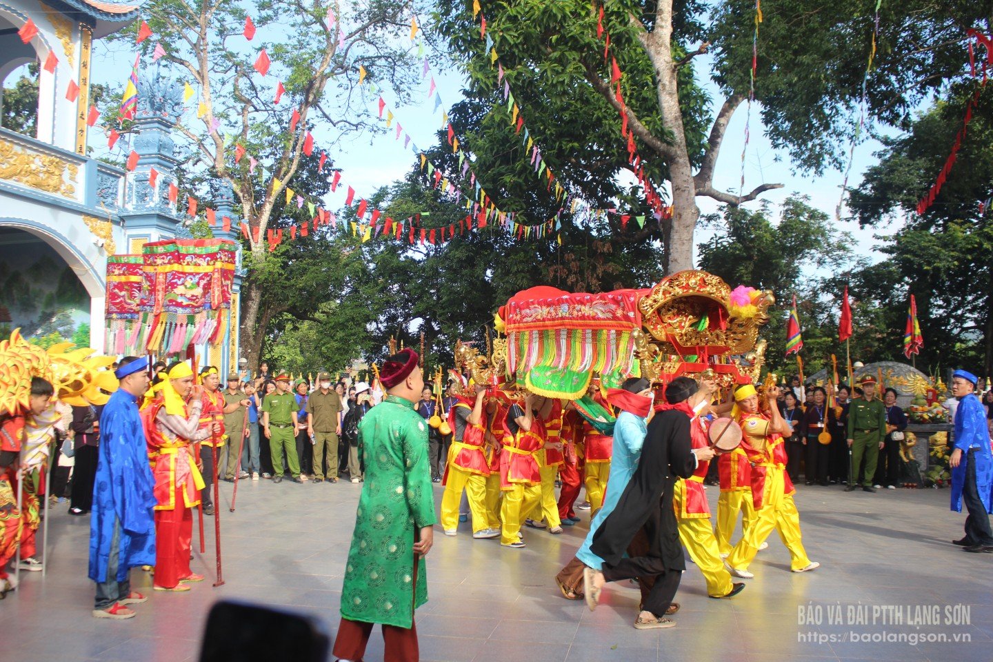 Na křižovatkách a při příjezdu na nádvoří chrámu Deo Keng se nosítka otáčejí, aby ukázala svou autoritu a posvátnost.