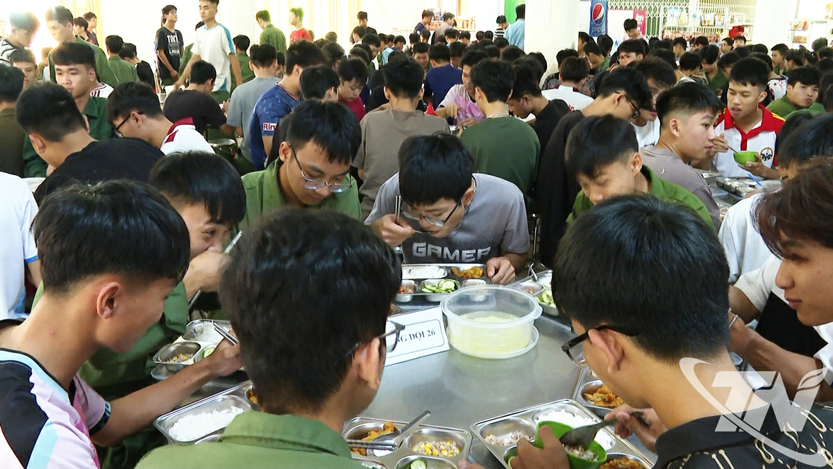 Studenter vid Center for National Defense and Security Education (Thai Nguyen University) under måltiderna. Foto: T.L.