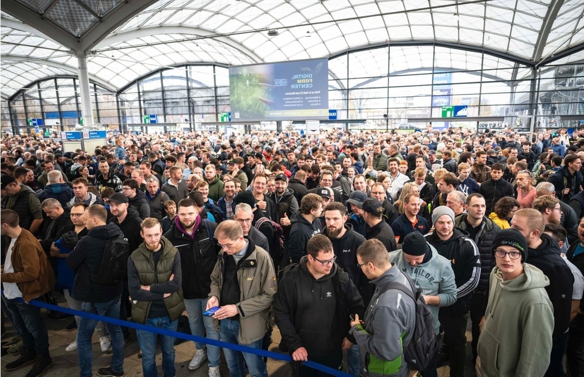 Khách tham quan chờ xếp hàng tham dự Agritechnica 2025 tại Đức. Ảnh: BTC.