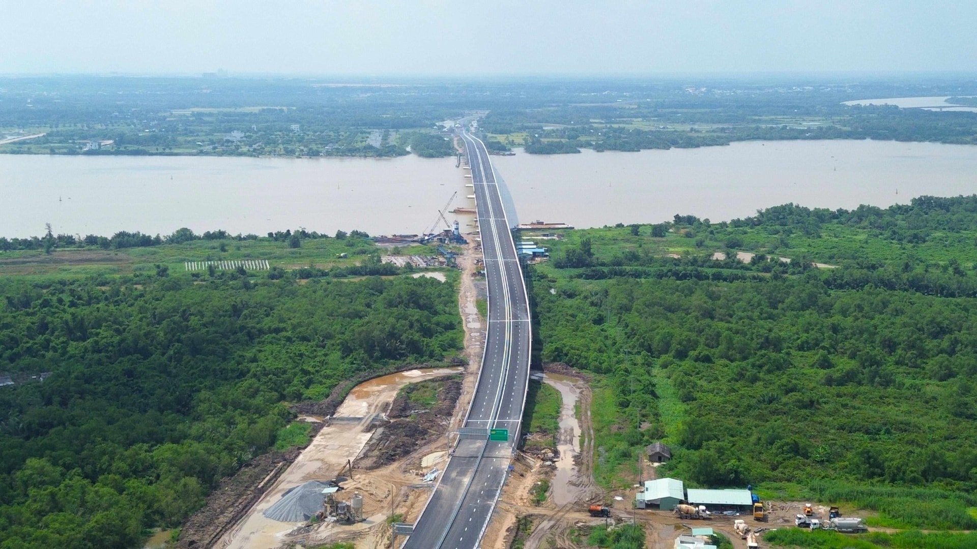 Bild av Nhon Trach-bron som förbinder Ho Chi Minh-staden och Dong Nai, ett av de viktiga infrastrukturprojekten i regionen.