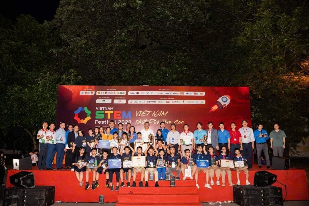 Đội tuyển Robotics của Trường Tiểu học Nam Tiến trong Lễ trao giải Ngày hội STEM quốc gia 2023. Ảnh: Lê Hạnh.
