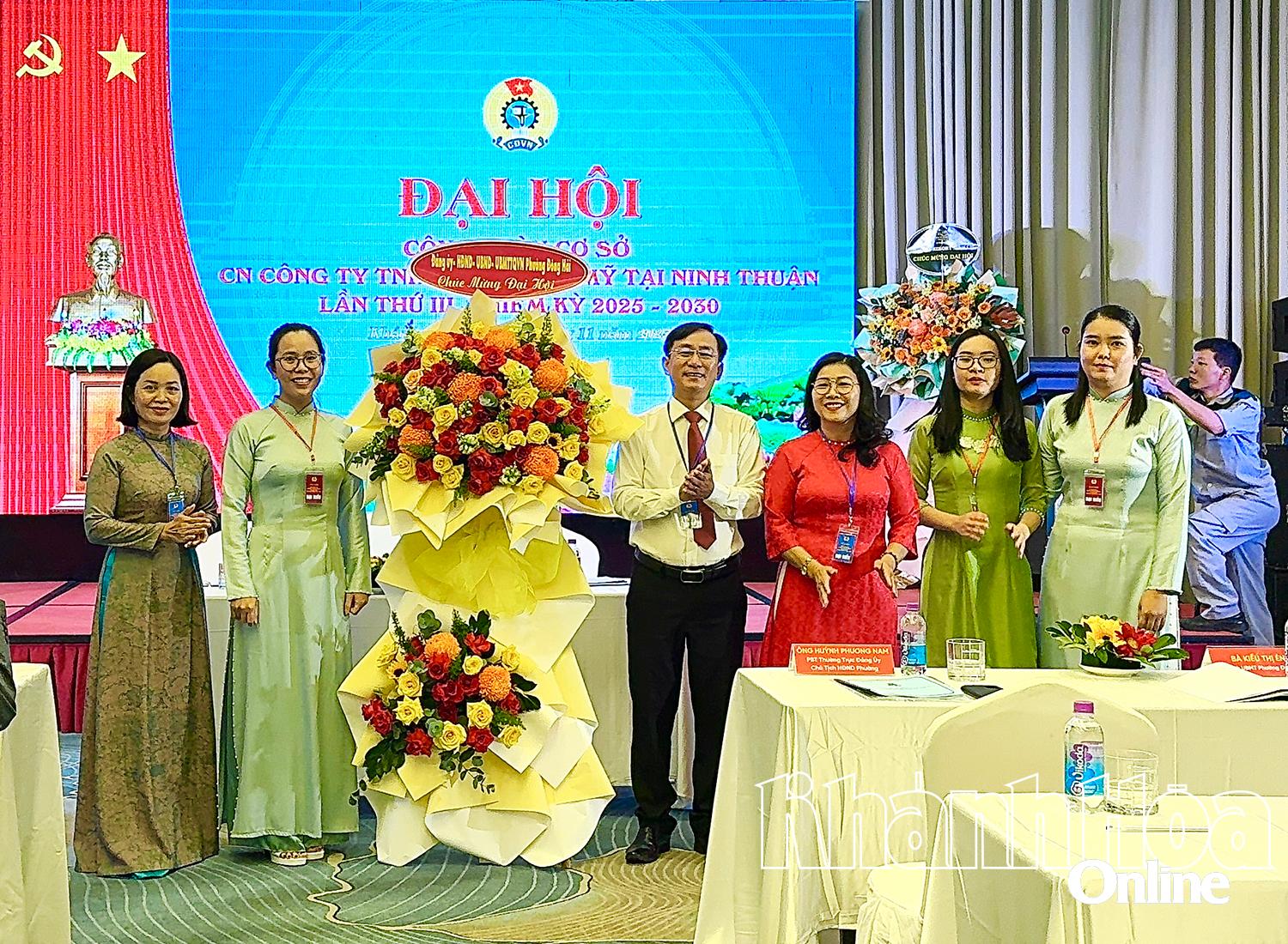 ການ​ນຳ​ຂອງ​ເຂດ​ດົງ​ໄຮ​ໄດ້​ມອບ​ດອກ​ໄມ້​ສະ​ແດງ​ຄວາມ​ຊົມ​ເຊີຍ​ຕໍ່​ກອງ​ປະ​ຊຸມ.