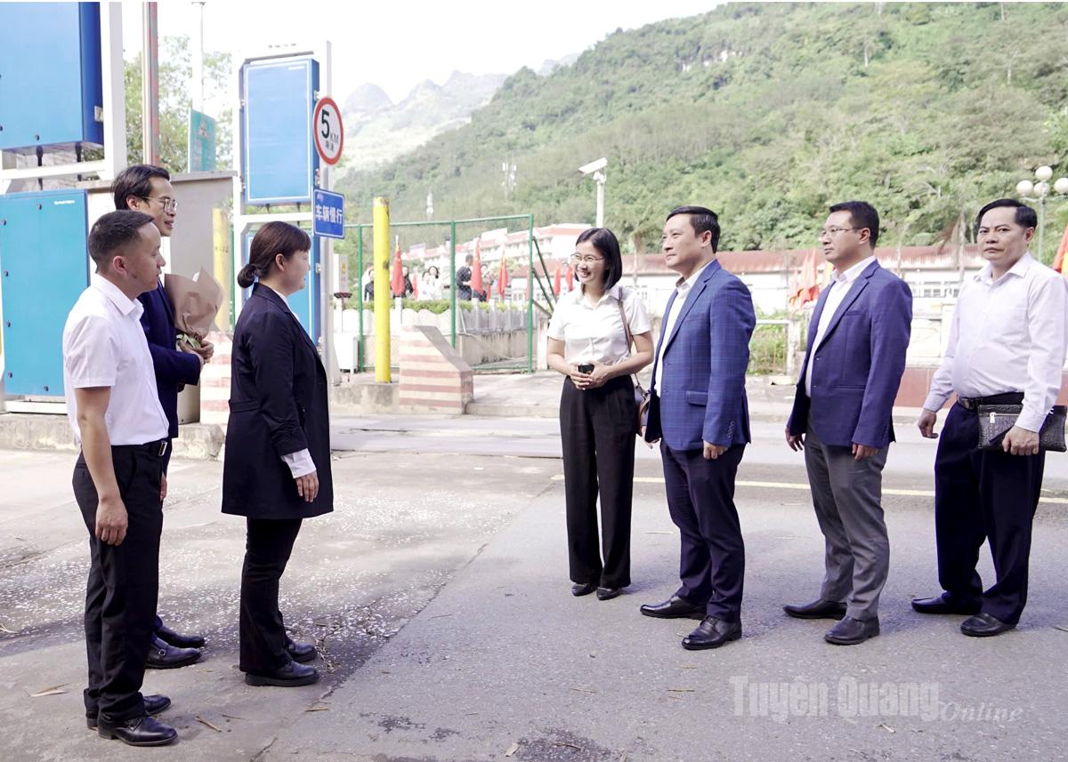 ການ​ນຳ​ກົມ​ການ​ຄ້າ​ເມືອງ​ເວີນ​ເຊີນ​ແຂວງ​ຢຸນນານ​ຈີນ​ໄດ້​ໃຫ້ການ​ຕ້ອນຮັບ​ຄະນະ​ຜູ້​ແທນ​ກົມ​ອຸດສາຫະກຳ​ແລະ​ການ​ຄ້າ​ແຂວງ​ຕວຽນ​ກວາງ​ຢູ່​ດ່ານ​ສາກົນ​ທຽນ​ບ້າ​-​ແທງ​ຫາຍ.