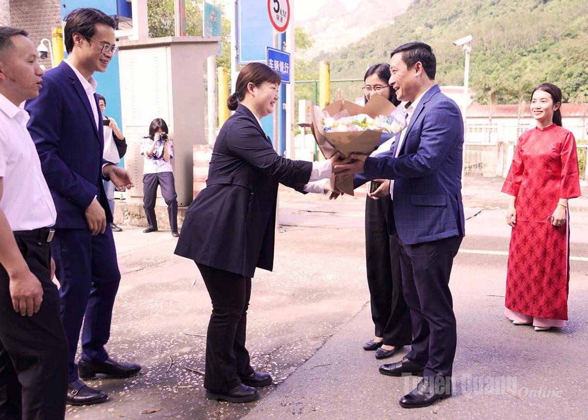 ສະຫາຍ Ly Xuan Toan, ຮອງ​ຫົວໜ້າ​ພະ​ແນ​ກການ​ຄ້າ​ເມືອງ​ເວີນ​ເຊີນ​ແຂວງ​ຢຸນນານ​ໄດ້​ມອບ​ດອກ​ໄມ້​ໃຫ້​ທ່ານ​ຫົວໜ້າ​ຄະນະ​ເຮັດ​ວຽກ​ຂອງ​ພະ​ແນ​ກອຸດສາຫະກຳ​ການ​ຄ້າ​ແຂວງ​ຕວຽນ​ກວາງ.