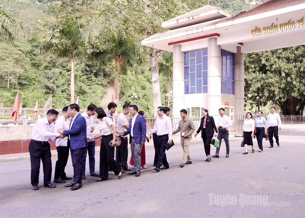 ການ​ນຳ​ແລະ​ເຈົ້າ​ໜ້າ​ທີ່​ພະ​ແນກ​ອຸດ​ສາ​ຫະ​ກຳ ແລະ ການ​ຄ້າ​ແຂວງ ຕວຽນ​ກວາງ ໄດ້​ເຂົ້າ​ຢ້ຽມ​ຂ່ຳ​ນັບ​ຄະ​ນະ​ຜູ້​ແທນ​ເຮັດ​ວຽກ​ຢູ່​ດ່ານ​ຊາຍ​ແດນ​ສາ​ກົນ Thanh Thuy.