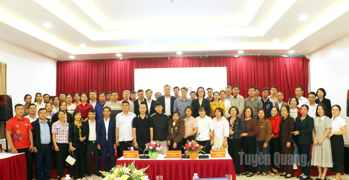 প্রতিনিধিরা স্মারক ছবি তুলছেন।