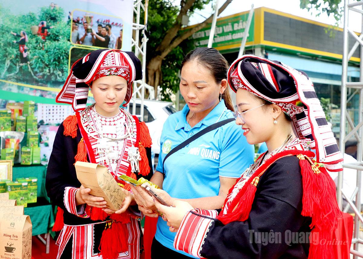 Du khách tìm hiểu các sản phẩm tiêu biểu của tỉnh trên sàn giao dịch thương mại điện tử.