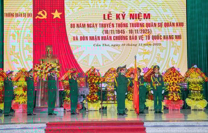 Trường Quân sự Quân khu 9 đón nhận Huân chương Bảo vệ Tổ quốc hạng nhì - Ảnh 1.
