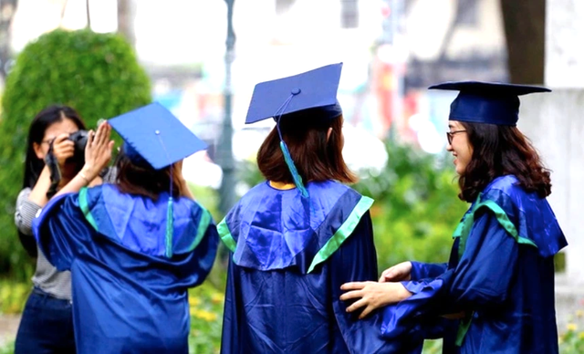 Sinh viên mới tốt nghiệp: Làm tạm hay chờ cơ hội? - Ảnh 1.