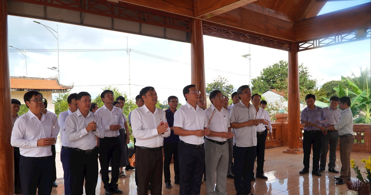 Chủ tịch UBND tỉnh Lâm Đồng Hồ Văn Mười dâng hương tại Di tích lịch sử lưu niệm N’Trang Gưh