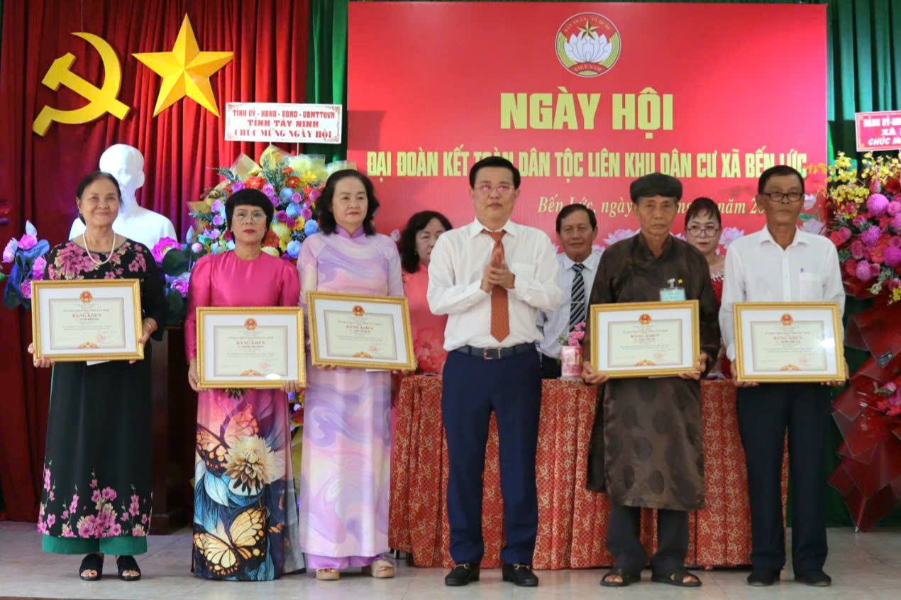 ພາສາອັງກິດ: ຂ່າວ