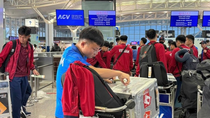 選手団はハノイのノイバイ空港から出発する。（写真：VFF）