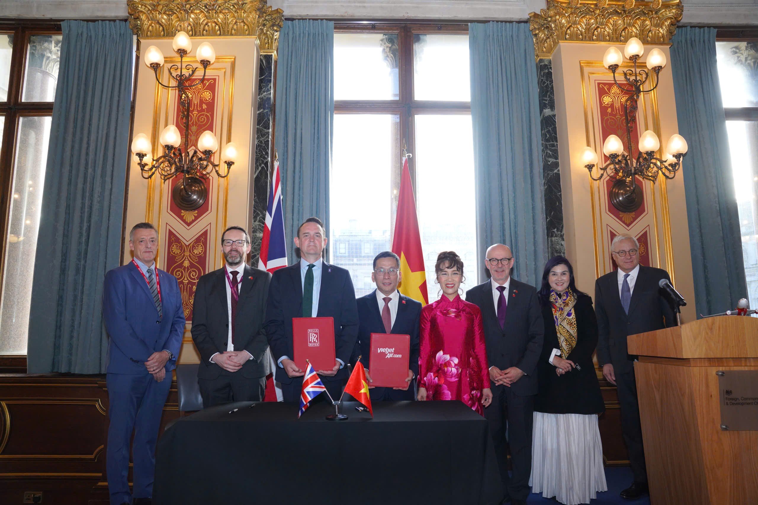 ក្រុមហ៊ុន Vietjet និង Rolls-Royce បានចុះហត្ថលេខាលើកិច្ចសន្យាដែលមានតម្លៃ 3.8 ពាន់លានដុល្លារសម្រាប់យន្តហោះ Trent 7000 នៅចក្រភពអង់គ្លេសក្នុងអំឡុងពេលដំណើរទស្សនកិច្ចរបស់លោកប្រធានាធិបតីទៅកាន់ចក្រភពអង់គ្លេស។