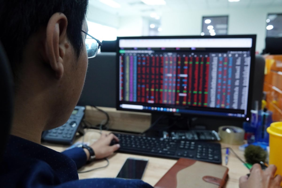 VN-Index giảm mạnh vào cuối phiên, xóa sạch thành quả phục hồi trong ngày