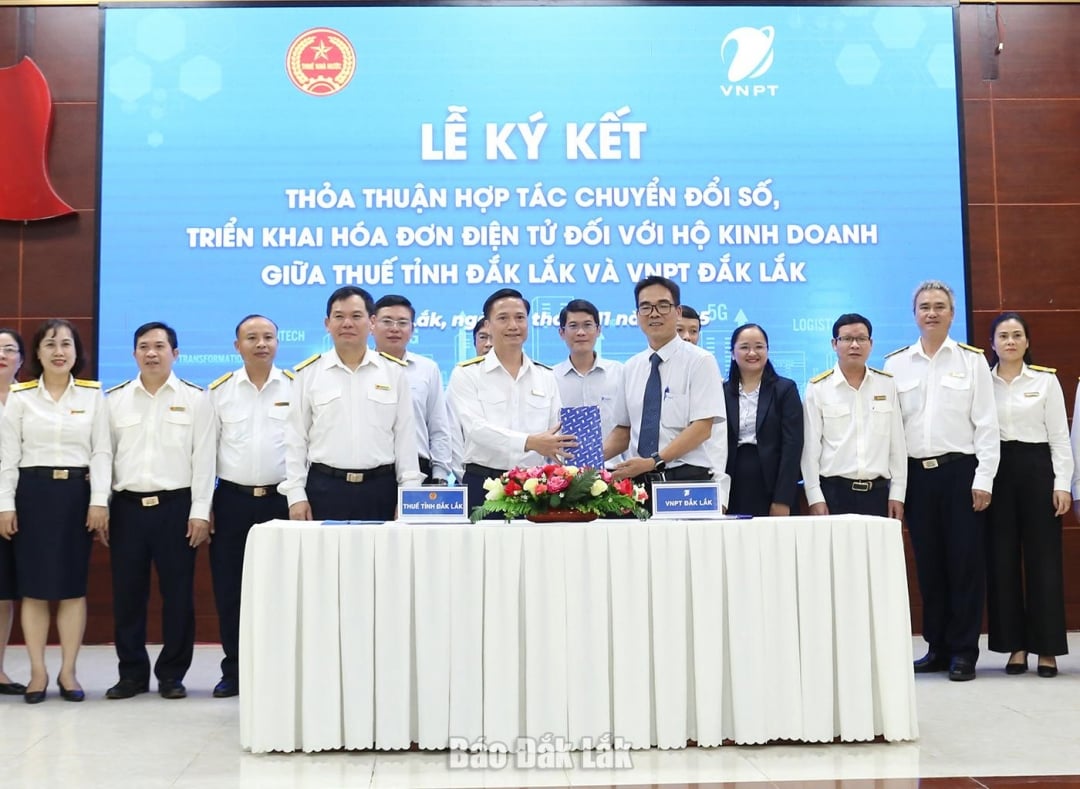 VNPT-representant överlämnar souvenir till Dak Lak provinsiella skattemyndighet