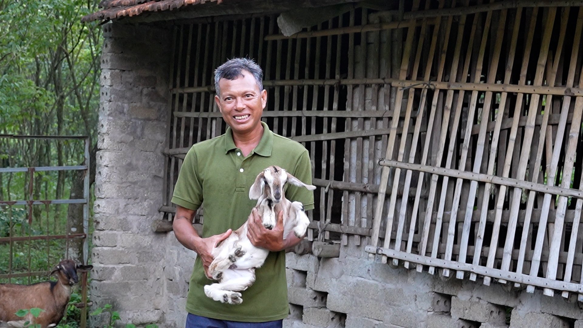 Ông Trịnh Văn Đàm chia sẻ quá trình nuôi dê tại trang trại. Ảnh: Hà Trang.