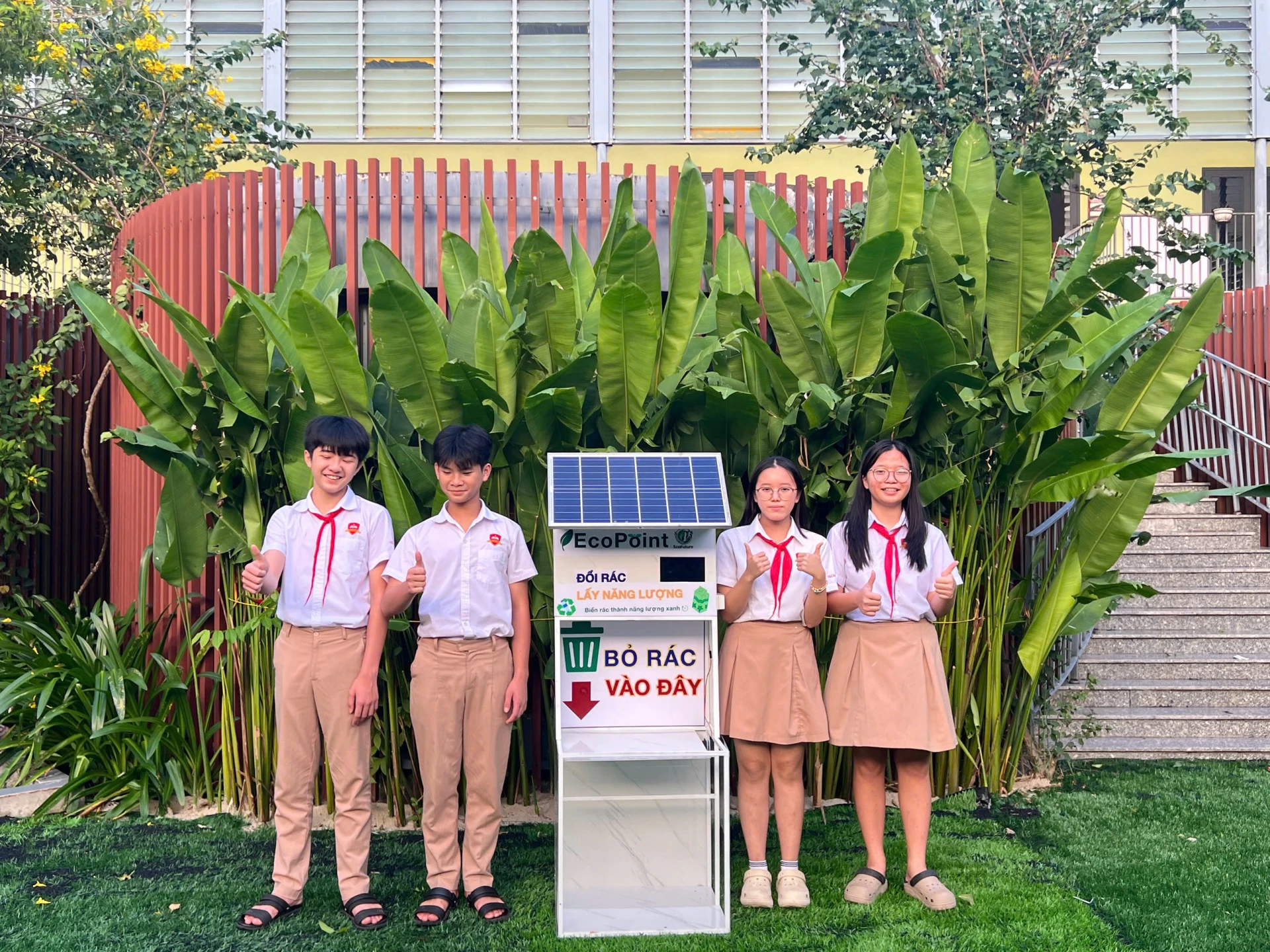 Studentengruppe und Produkt des Umwelttechnologieprojekts „Müll-zu-Energie-Maschine“.