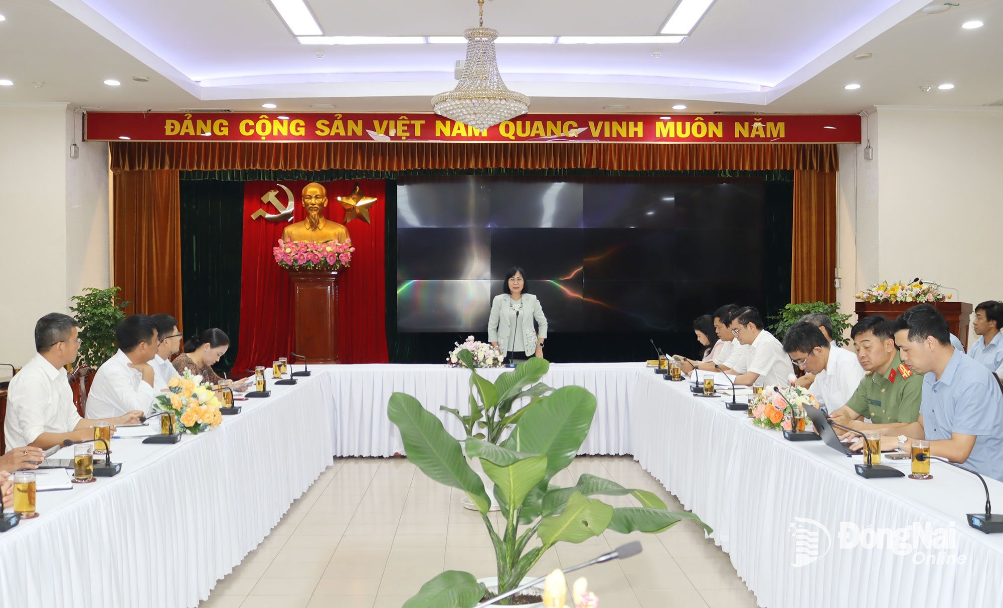 Medlem i provinsens partikommitté och vice ordförande för Dong Nais provinsiella folkkommitté, Nguyen Thi Hoang, höll ett avslutande tal vid mötet. Foto: Hoang Loc