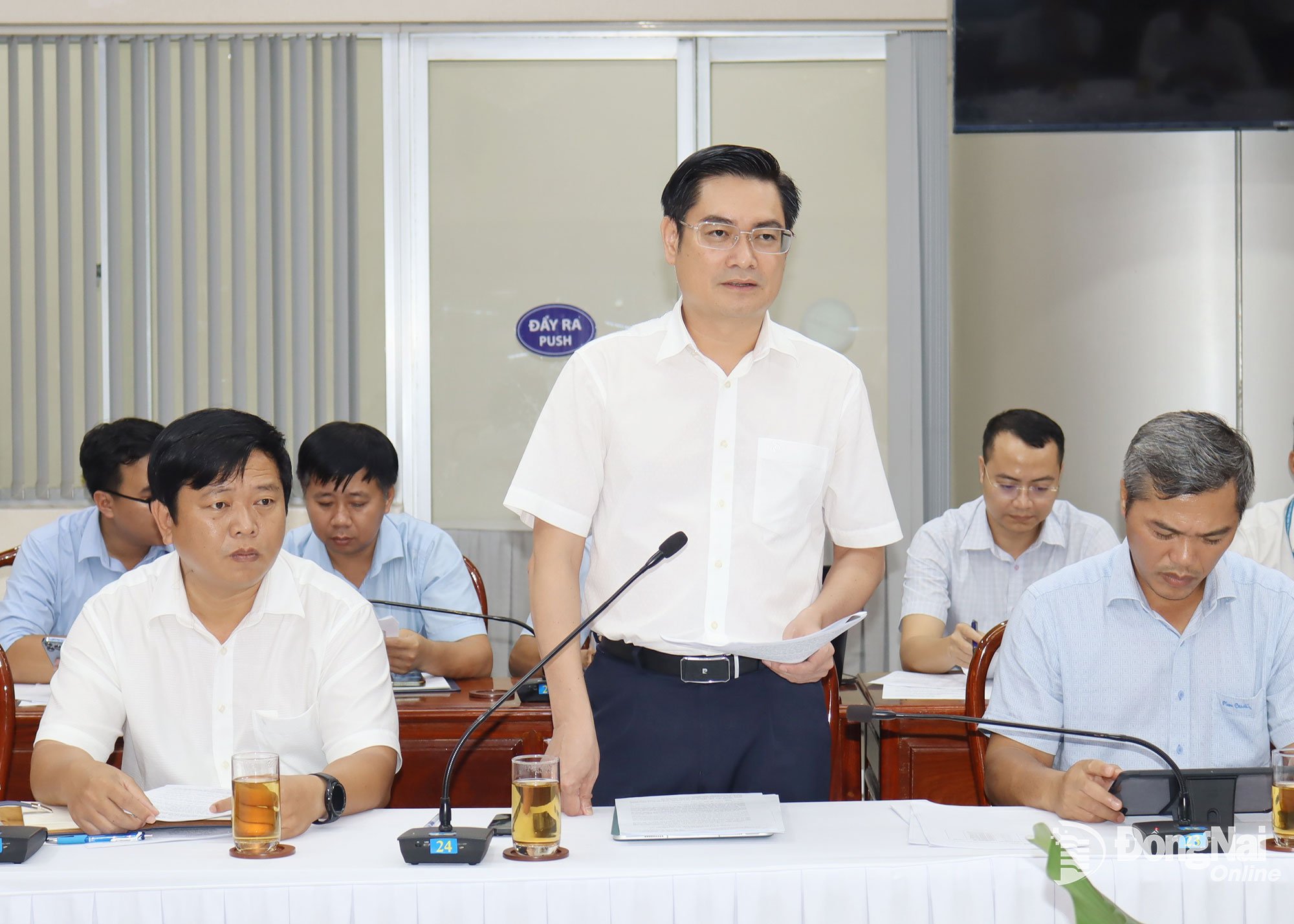 Biträdande chef för jordbruks- och miljödepartementet i Dong Nai-provinsen, Tran Trong Toan, rapporterade vid mötet. Foto: Hoang Loc