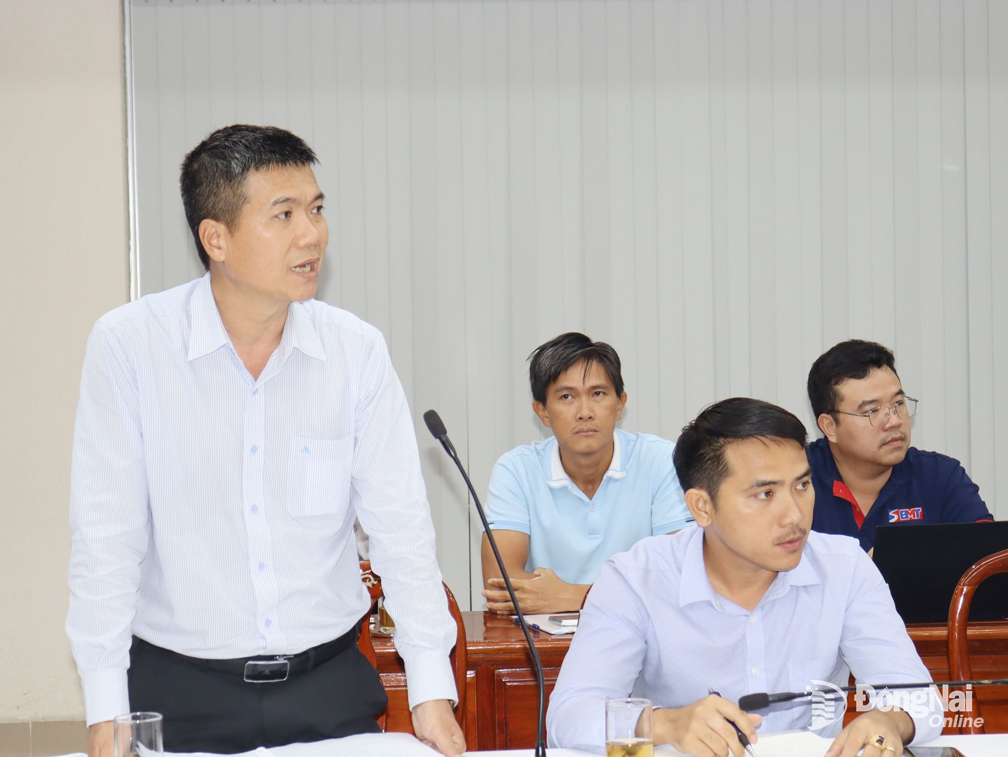 En representant för en mineralgruveägare rapporterar vid mötet. Foto: Hoang Loc