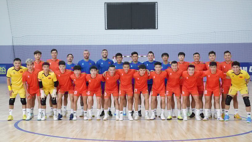 A seleção vietnamita de futsal se prepara para os Jogos do Sudeste Asiático de 2013. (Foto: VFF)