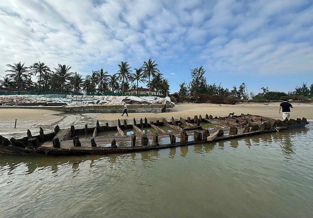 Close-up bangkai kapal kuno yang ditemukan di pantai Hoi An