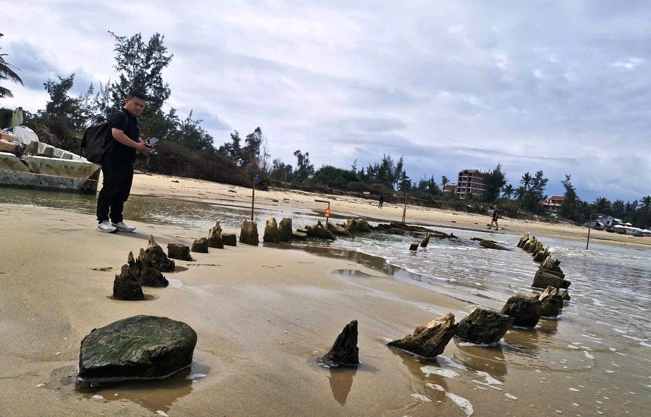 Close-up bangkai kapal kuno yang ditemukan di pantai Hoi An