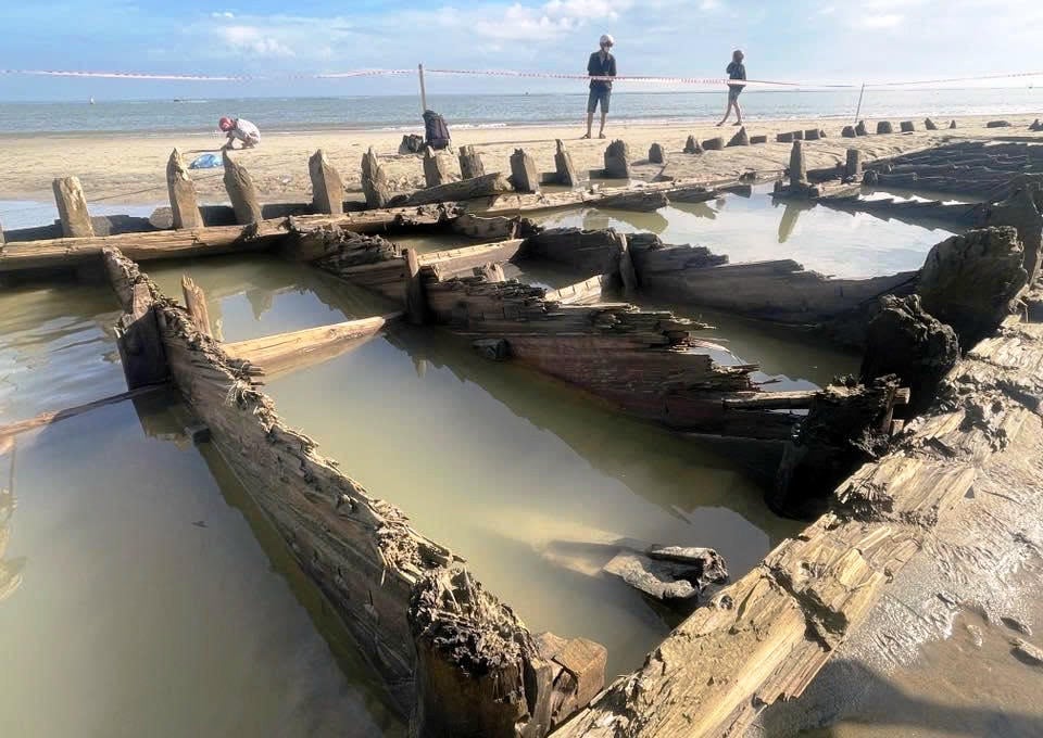 Close-up bangkai kapal kuno yang ditemukan di pantai Hoi An