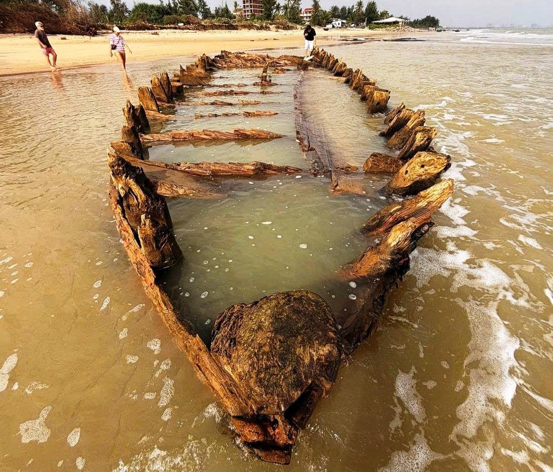 Close-up bangkai kapal kuno yang ditemukan di pantai Hoi An
