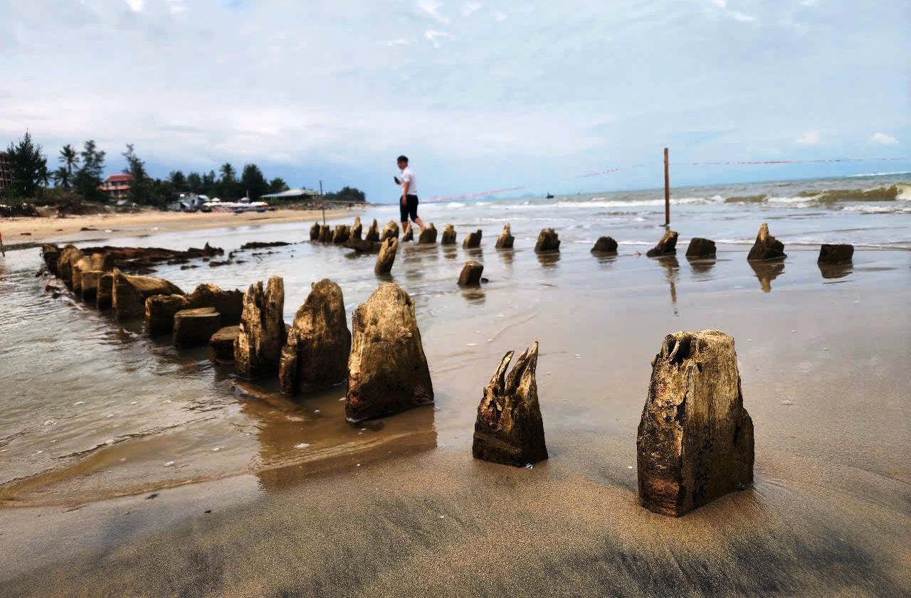 Close-up bangkai kapal kuno yang ditemukan di pantai Hoi An