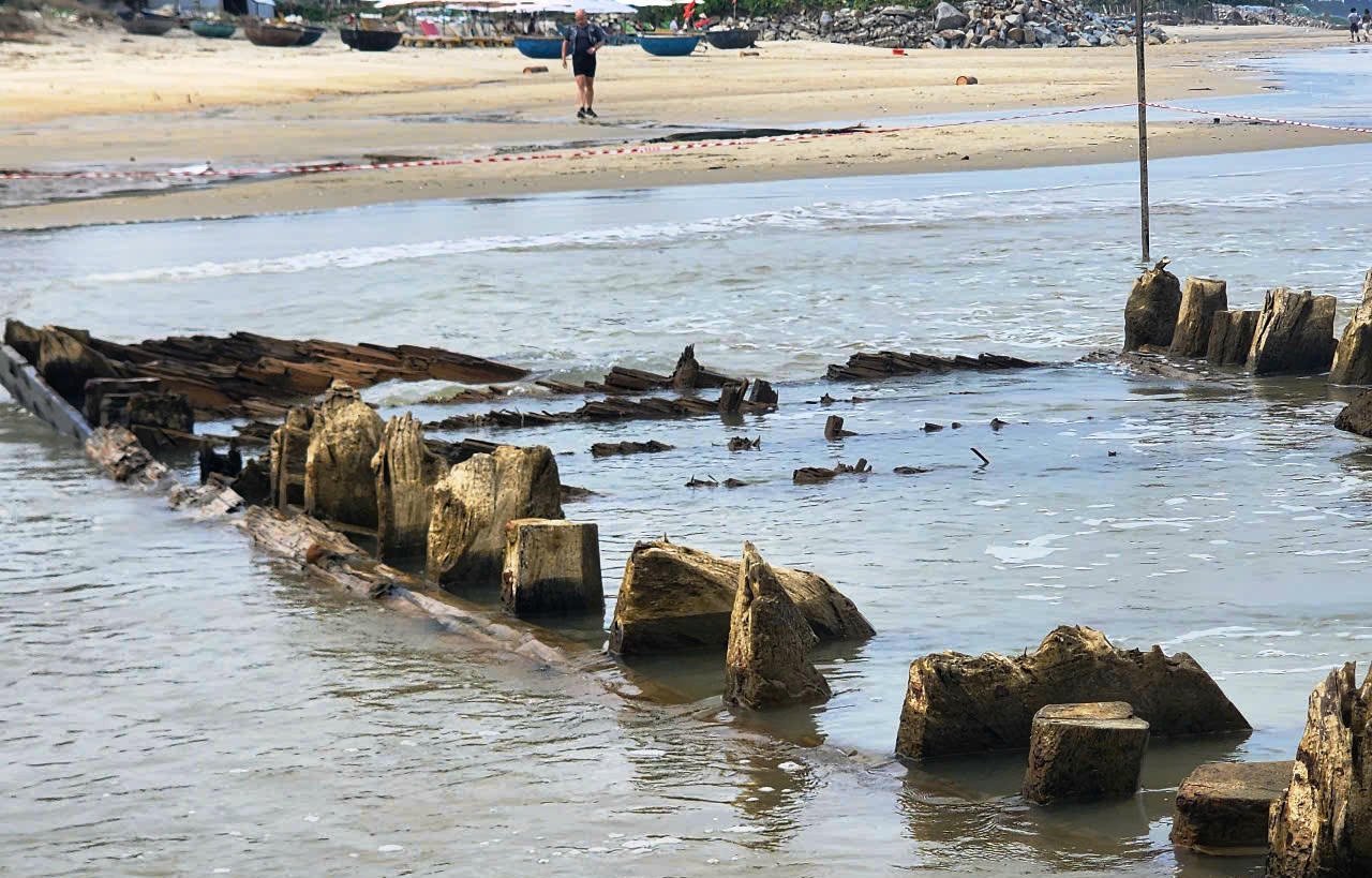 Close-up bangkai kapal kuno yang ditemukan di pantai Hoi An
