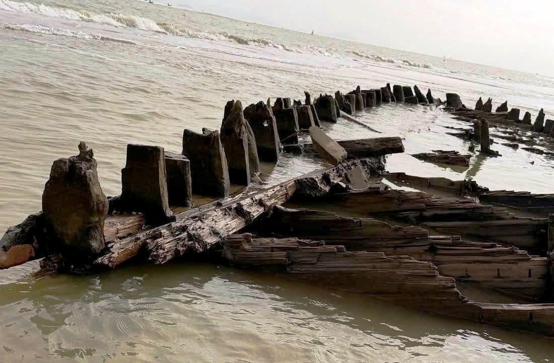 Close-up bangkai kapal kuno yang ditemukan di pantai Hoi An