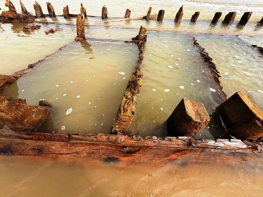 Close-up bangkai kapal kuno yang ditemukan di pantai Hoi An