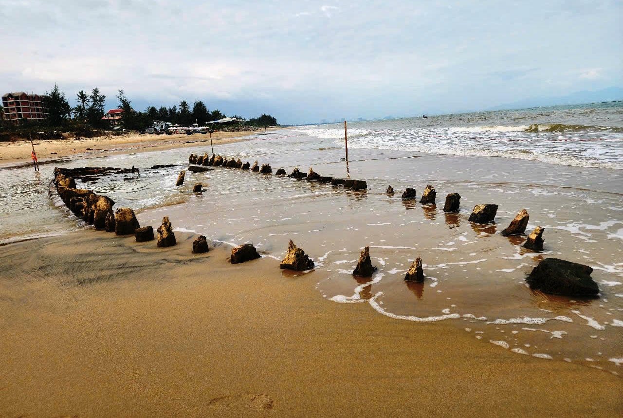 Close-up bangkai kapal kuno yang ditemukan di pantai Hoi An