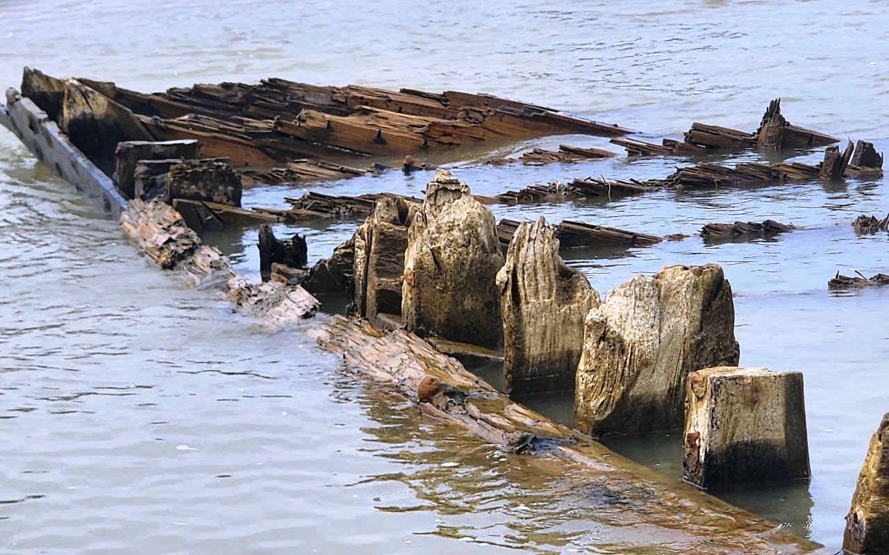 Close-up bangkai kapal kuno yang ditemukan di pantai Hoi An