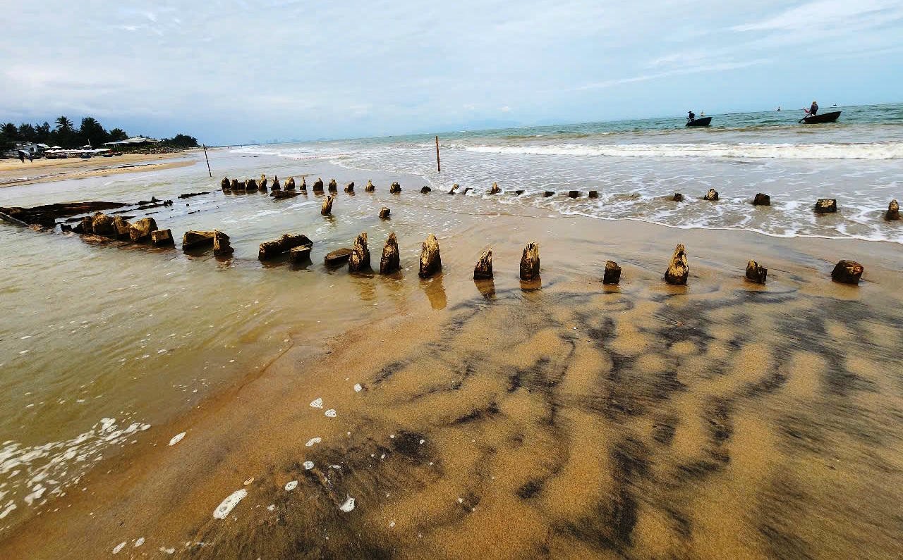 Close-up bangkai kapal kuno yang ditemukan di pantai Hoi An