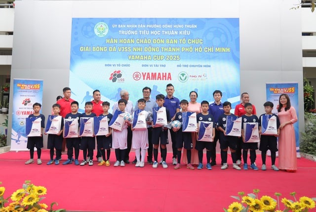 Sân trường trở thành ngày hội bóng đá: Đội bóng nhi đồng được tiếp lửa- Ảnh 1.