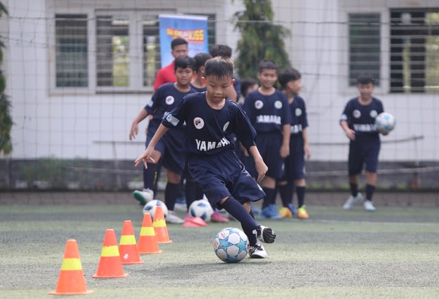 Sân trường trở thành ngày hội bóng đá: Đội bóng nhi đồng được tiếp lửa- Ảnh 3.