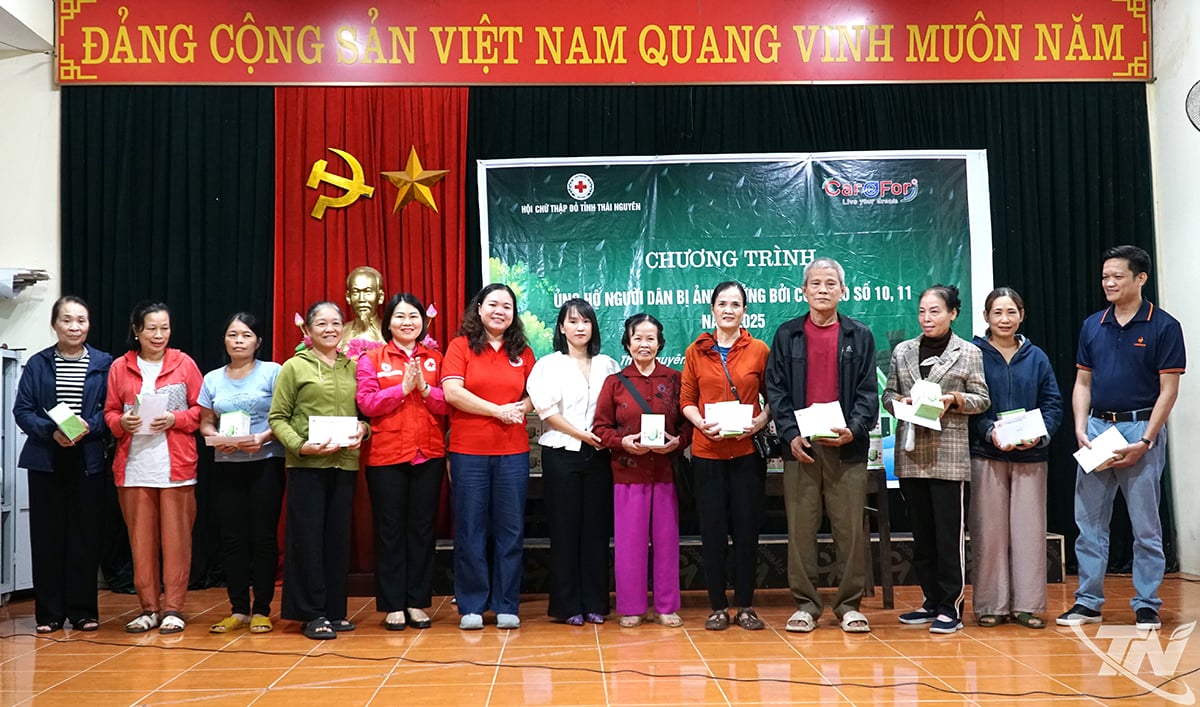 Domácnosti v osadě Nuoc Hai v obci Quyet Thang postižené nedávnou bouří č. 11 obdržely podporu od organizací.